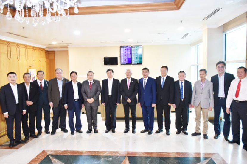 左一起为福建省委副秘书长就办公厅主任周宽奋、砂拉越华总兼古晋三马拉汉及西连省华总执行顾问黄张金发、古晋三马拉汉及西连省华总秘书长林亚德、黄文彬集团董事兼砂中友好协会副会长拿督黄国辉、诗巫省华人社区最高领袖天猛公拿督刘利民、古晋南市市长拿督黄鸿圣、福建省委书记兼省人大常委会主任周祖翼、砂旅游、创意产业及表演艺术部副部长拿督陈超耀、砂华总兼晋汉连省华总会长拿督黄良杰、中国驻古晋总领事邢伟平、世界福州十邑同乡总会兼马来西亚福州社团联合总会会长拿督斯里刘为强太平局绅、砂中总兼古晋中总会长拿督陈日枝、巴达旺市议会主席陈开、诗巫华总会长刘仁祥。