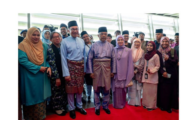 国家元首苏丹阿都拉伉俪出席先知默哈穆德诞辰庆典，其旁边为首相拿督斯里安华。