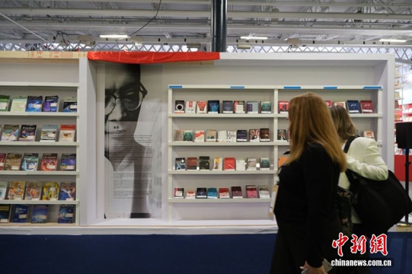 中国作家麦家作品译介展亮相2026伦敦书展。图为活动现场。
