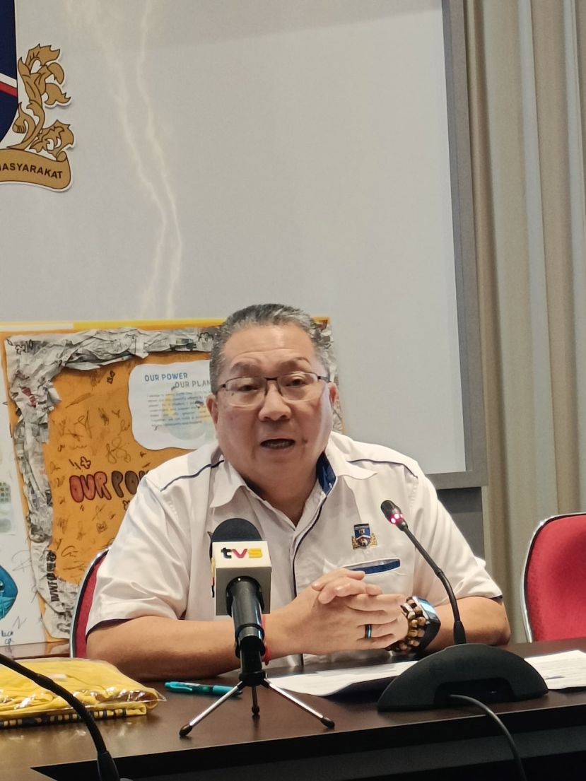 黄鸿圣：朋岭路巨树倾倒事件  古晋南市市政局与古晋消防与拯救局团队立即采取行动