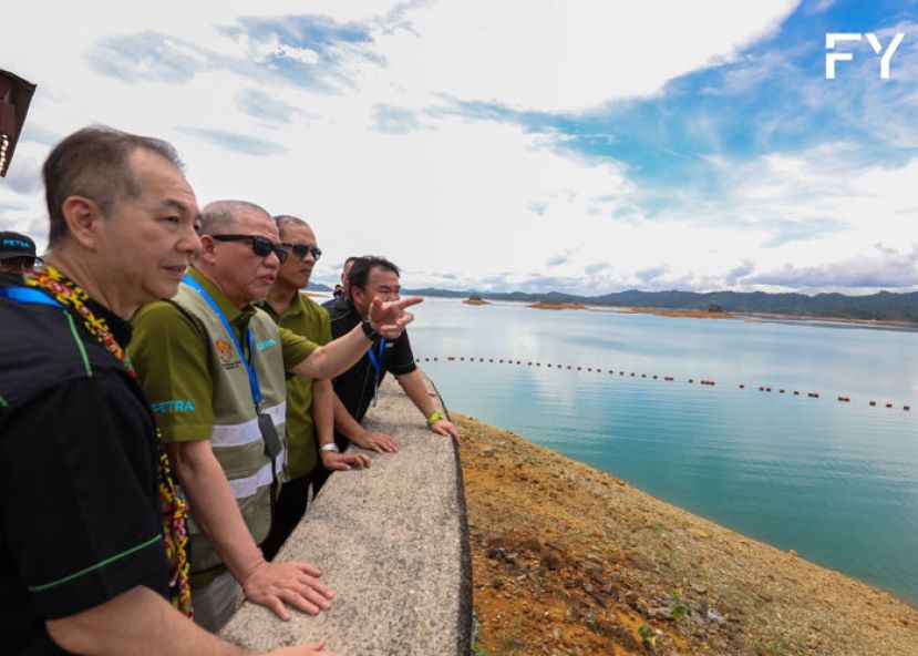 法迪拉（左二）巡视巴当艾水力发电站。