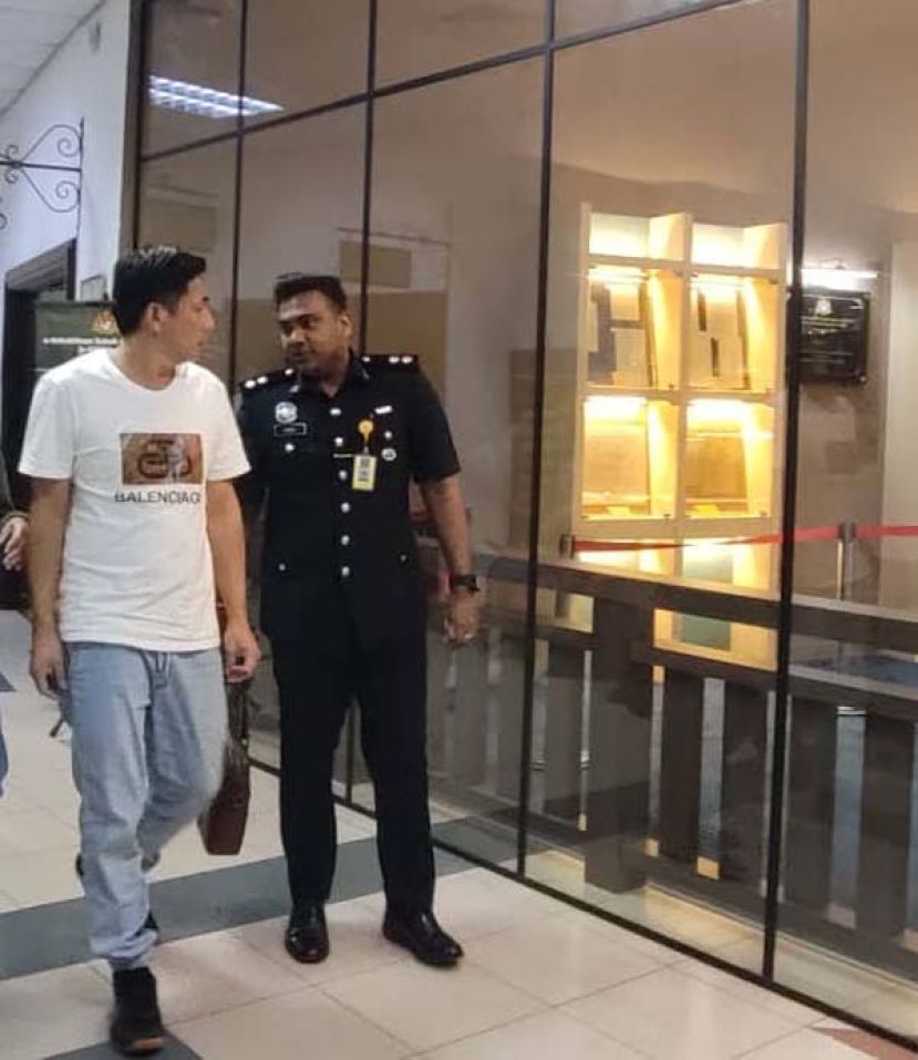 面对判决后，被告在查案官的陪同下，前往交付罚款时影。