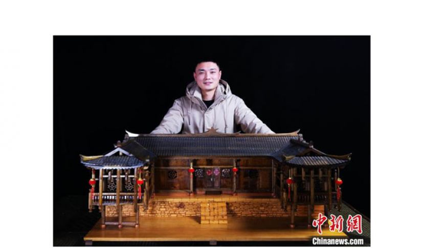 黄俊和他的作品《金丝楠木吊脚楼》。