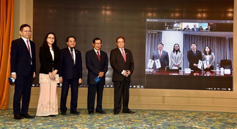 砂首长拿督巴丁宜阿邦佐哈里（右一）主持砂支付平台推出银联虚拟卡推展礼。