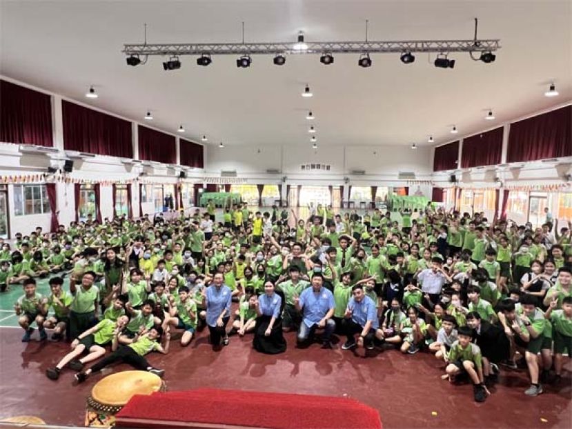 今早出席"升中学心智教育"讲座会的理事有蓝衣左起：会长颜月明、赖淑珍校长、秘书陈玮政和理事黄伟评。