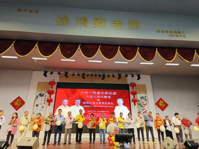 砂副总理拿督斯里沈桂贤（中）在古晋三哩康乐俱乐部主席杨美恩陪同下，联同嘉宾、特别嘉宾与赞助人共同主持晚宴开幕仪式。
