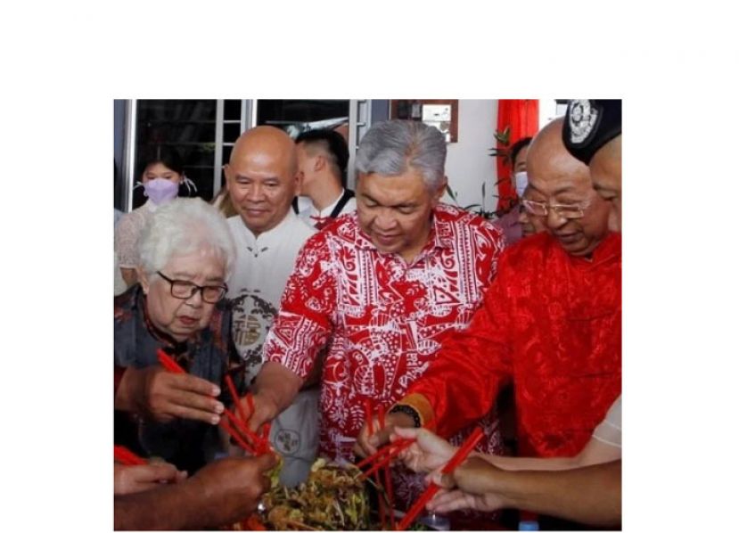 阿末扎希（中)与&ldquo;契妈&rdquo;一家捞生。