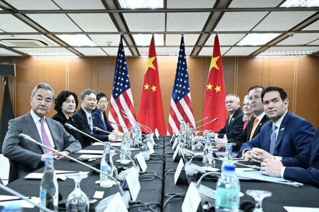 卢比欧（右一）与王毅（左一）在东南亚国家协会外长会议期间进行场边会谈。