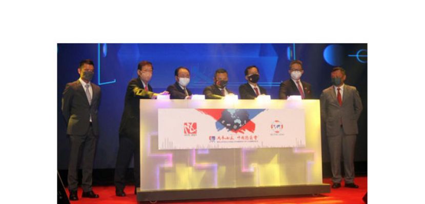 黄汉良（左二起）、欧阳玉靖、阿米鲁丁、陈友信与邓章钦主持马中青年企业家论坛开幕仪式。左为张柏垣；右为卢国祥。