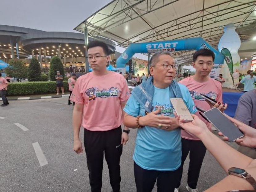 在华利董事刘宜谚（左）以及华利基金会主席刘宜锦（右）的陪同下，古晋南市市长拿督黄鸿圣向媒体发表谈话时影。