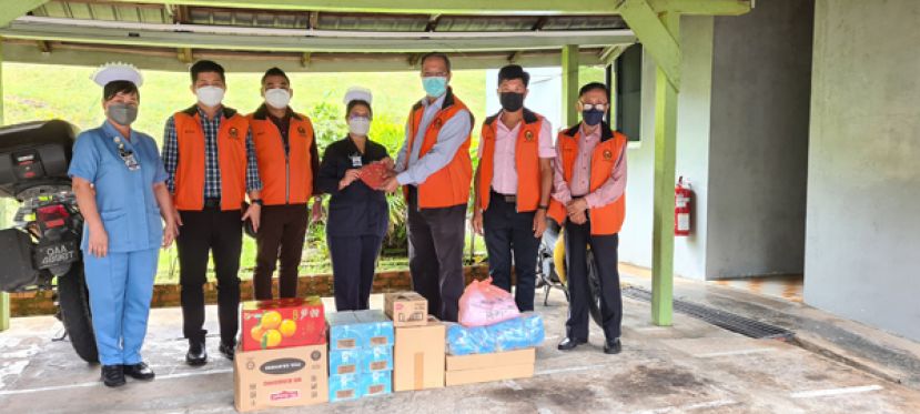 古晋中华总商会副会长郭应茂（右三）将渡岁红包与新年礼品移交予十三哩老人院代表珍妮芬（右四）。左一起为珊妮、青商团团长蔡明龙、理事杨惠升。右一为理事林观桂与理事蔡裕胜。