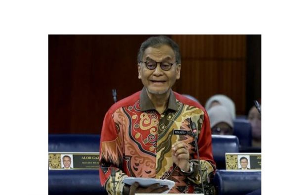 疑出现肾绞痛 卫长送往医院急诊部