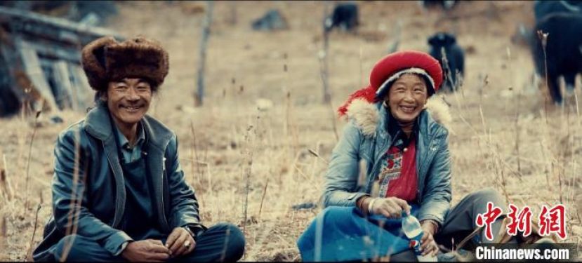 纪录片《在世界的香格里拉─央宗的家》剧照，央宗和丈夫丹增培楚在牧场上的闲暇时光。