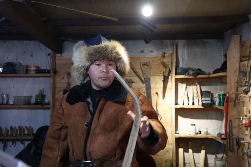 胡安什别克&middot; 斯兰别克在进行板头定型。