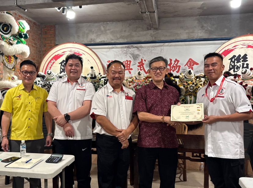 古晋北市市政局行政委员兼砂人联党副主席薛华东（右二）移交结业证书给梁福宝（右一）。左起为砂人党公共投诉局主任兼联兴武术协会法律顾问符祥威、该协会主席陈志财及该协会副会长兼发展与竞赛主任杨子然。