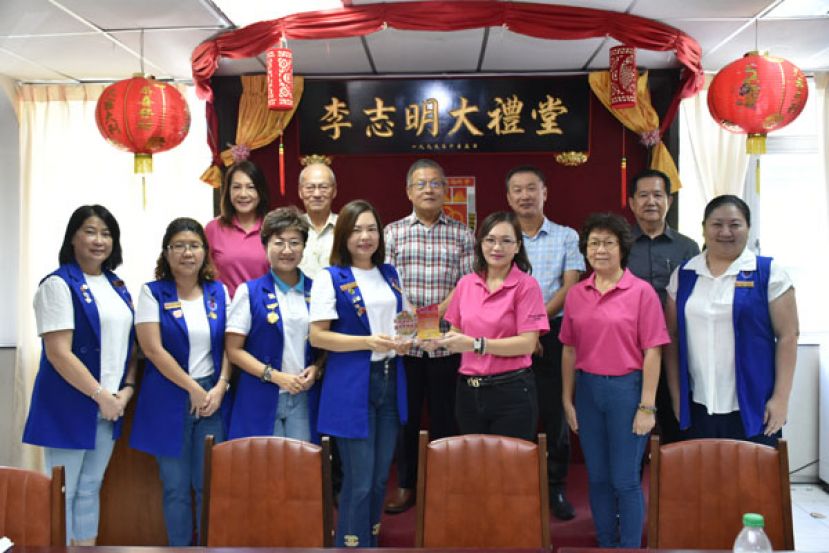 砂拉越河婆同乡会妇女组主任张玲玲（右三）赠送纪念品予晋汉连省华总妇女组主任张慧娇（左四）。
