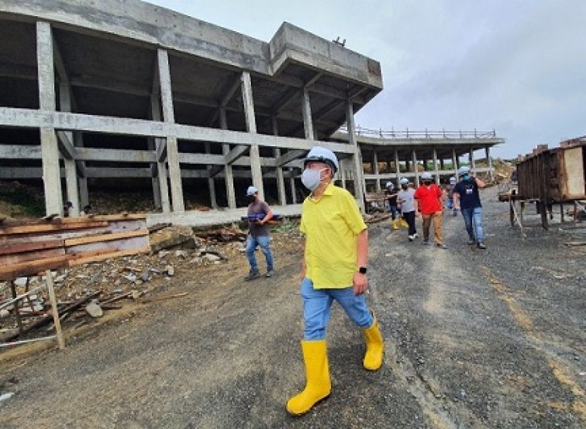石角区议员拿督斯里沈桂贤巡视石厂美化工程。