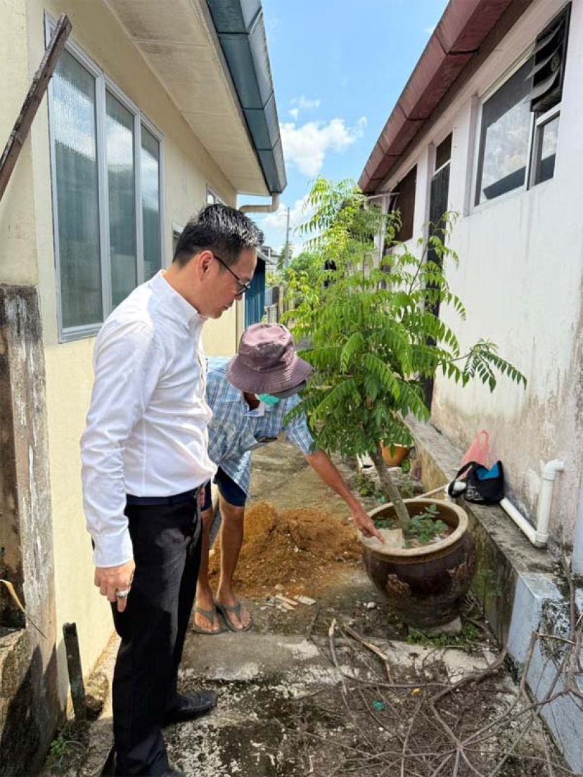 砂人联党公共投诉局主任符祥威前往现场了解情况时摄。