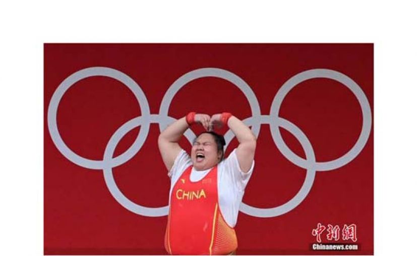 北京时间8月2日，在东京奥运会举重女子87公斤以上级比赛中，中国选手李雯雯以抓举140公斤、挺举180公斤、总成绩320公斤的成绩夺得冠军。