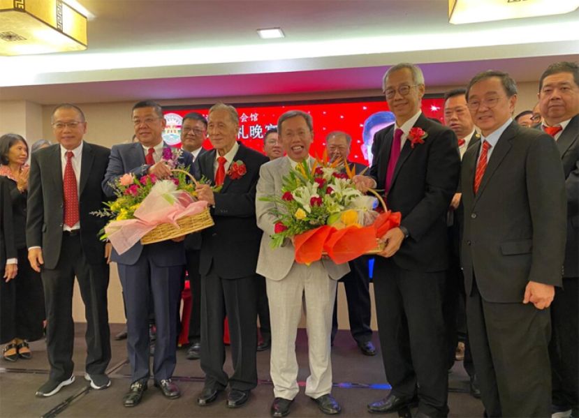 砂金门会馆主席洪益勤（前排右二）及署理主席拿督黄良杰（左二）各别赠送水果礼蓝予砂副总理沈桂贤（右三）及名誉主席兼会务顾问蔡承财（左三）。