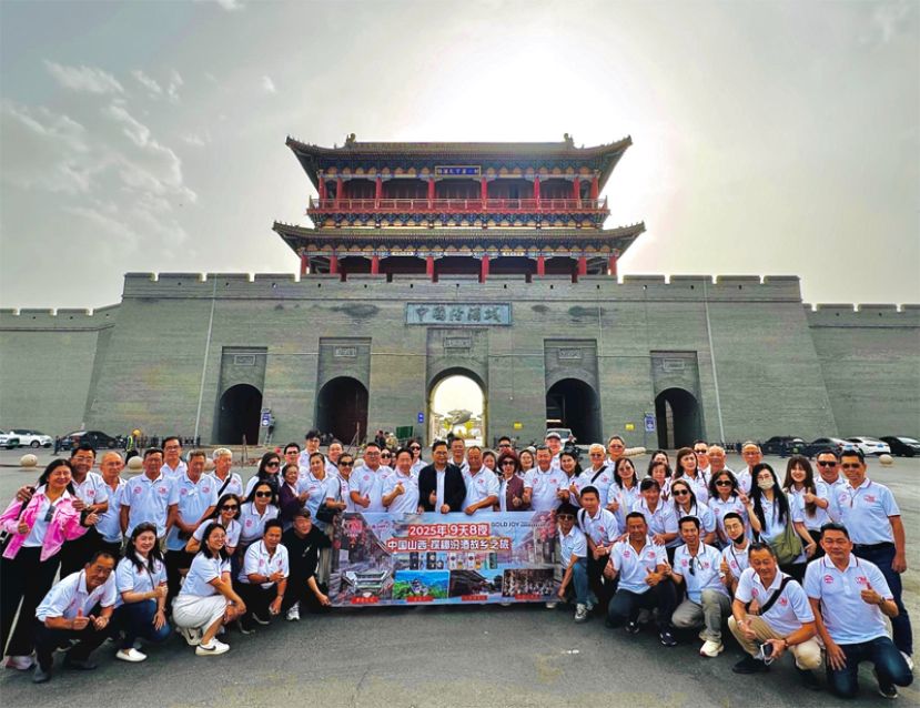 参访团合影于中国汾酒城。