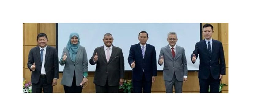 马来西亚&ldquo;一带一路&rdquo;论坛。左起为林家全、马西拉、莱斯雅欣、唐锐、许金汉及姜忠岐。