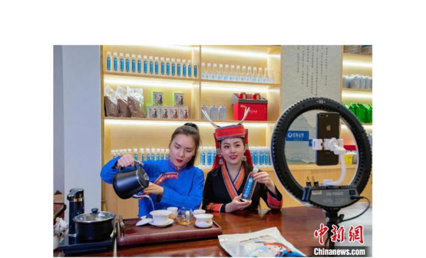 汪云贵（右）通过直播带货，销售家乡和自己公司产品。