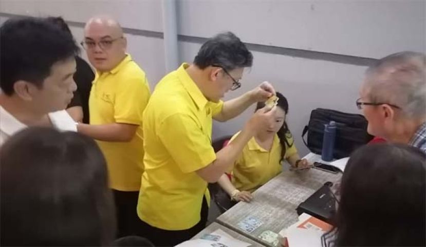 薛华东（右2起）、黄昭信与许义华在东哥团队流动柜台为民服务。