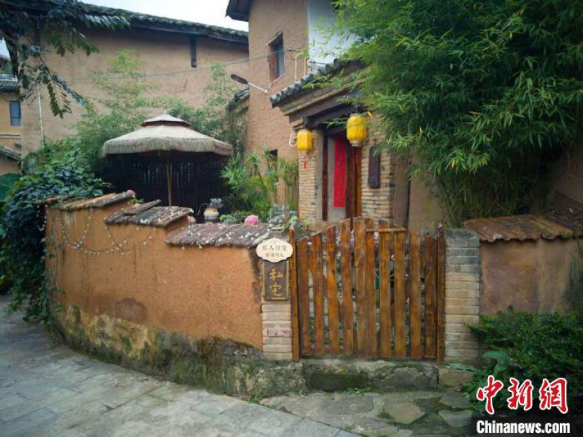 云南昆明大墨雨村中，经&ldquo;新村民&rdquo;改造后的宅院。