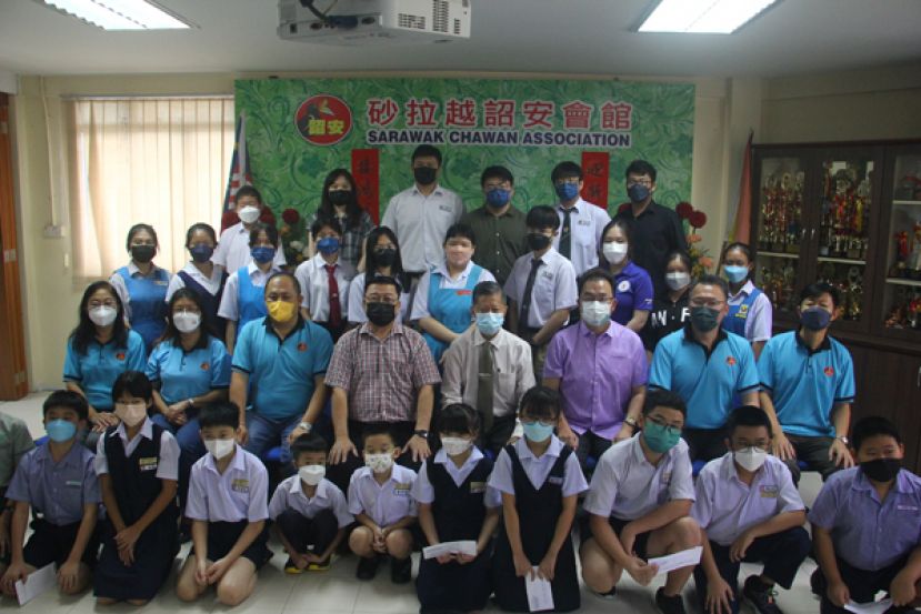 全体获得学优奖励金的会员子女与理事合影。