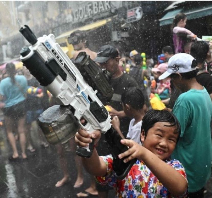 泰国泼水节祭新规定，穿着暴露可被罚款。