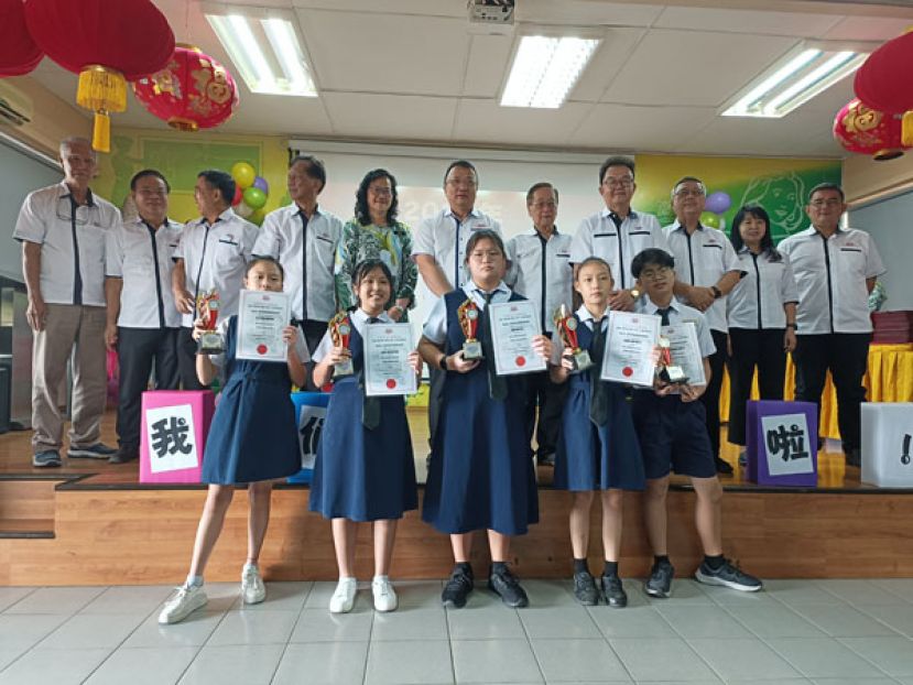 课外活动杰出奖学生与校董们合照。