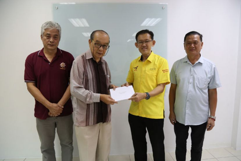 北市市政局委员薛华东（右二）接受古晋佛教居士林林长蔡明田（左二）移交晚宴请柬。左一为纪念大会筹委主任黄亚瑞，右一为居士林理事兼筹委会副秘书李河龙。