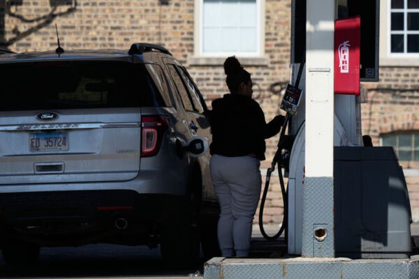中东冲突导致能源危机与油价飙涨。2026年3月19日，一名女子在芝加哥加油站查看汽油价格。