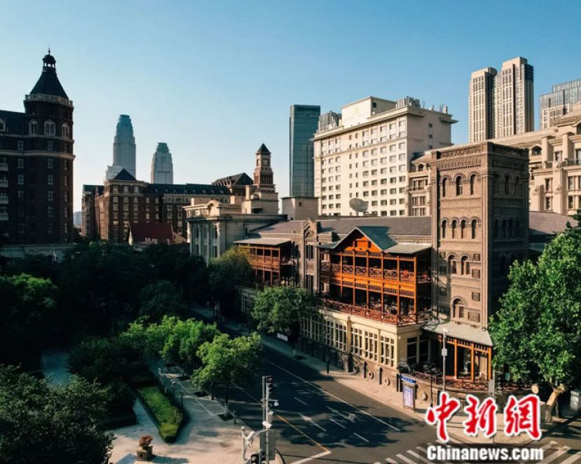 天津利顺德大饭店始建于 1863年，如今的外观还原了饭店 1886年股东拆平房改建的维多利亚式三层楼宇。 