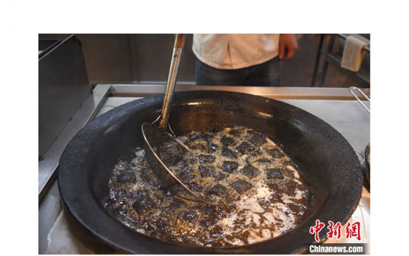 即将出锅的臭豆腐。