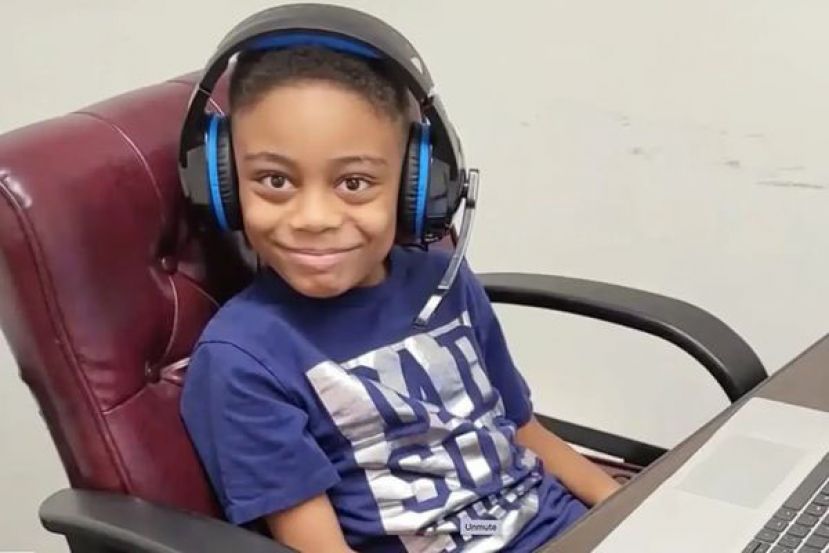 美国宾州男童巴洛根年仅9岁已经完成高中学业，准备寻找想就读的大学校系。