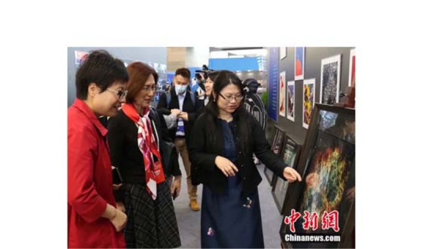 中国航天日科普巡展上，苏州绣娘陈英华向大家介绍自己的绣品。