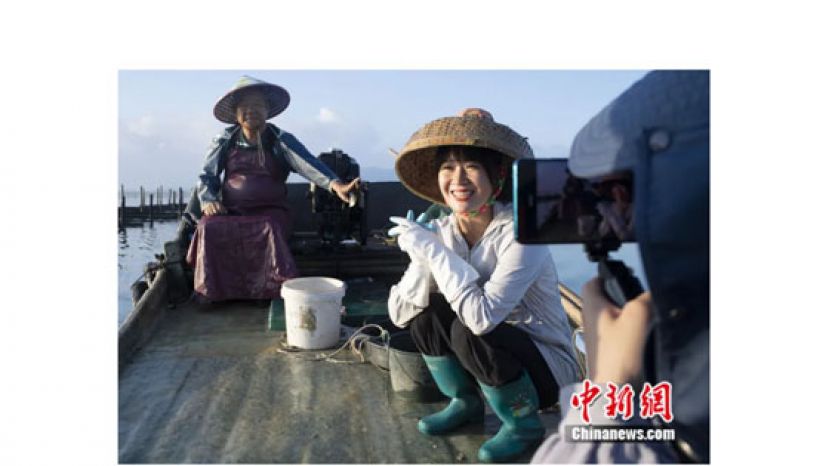 阿渔妹和父母一起赶海。