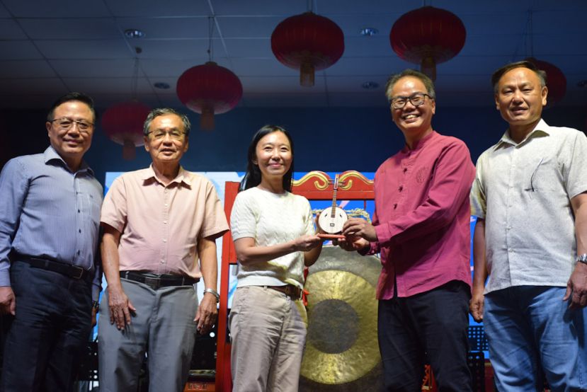 李志鹏（右二）赠送纪念品予砂副总理拿督阿玛沈桂贤的代表许徳婉（左三）。左一为古晋中中校董会财政陈瑞光、陈应桐老师，右一为古晋中中校董秘书长关伟华。