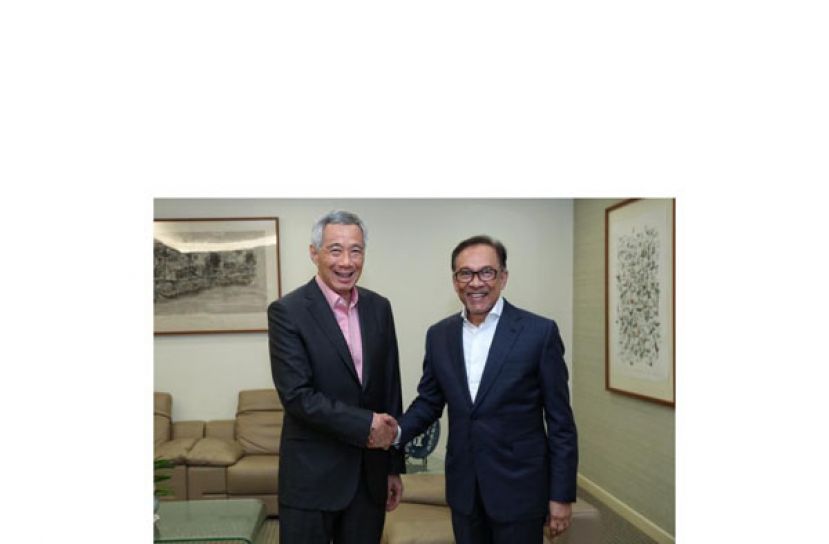 新加坡总理李显龙邀请他近期访问新加坡发展双边关系
