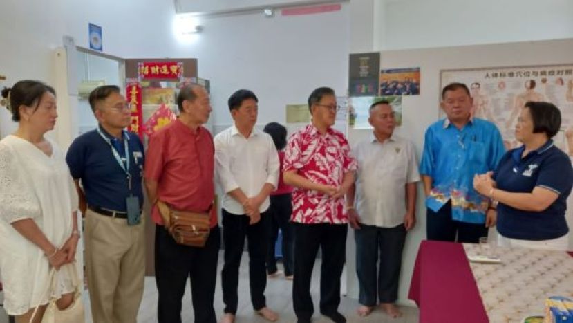 正康爱心中医团队负责人钟其每（右）与主宾薛华东（右4）等嘉宾做新春话中医交流。左起为许爱丽医师、刘祐宏、孙守生、特别嘉宾许义华；右2起是陈中兴医师、甲必丹林传政。