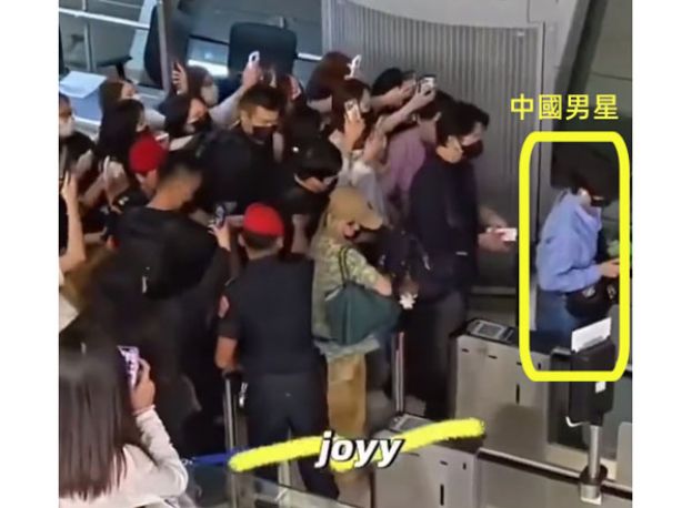 商务舱登机口遭挤爆。