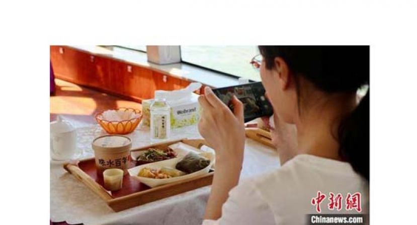 市民可在主题航班上体验&ldquo;疍家人&rdquo;特色饮食。