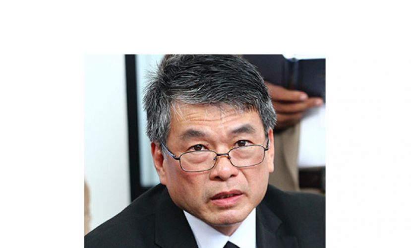 梁自坚。