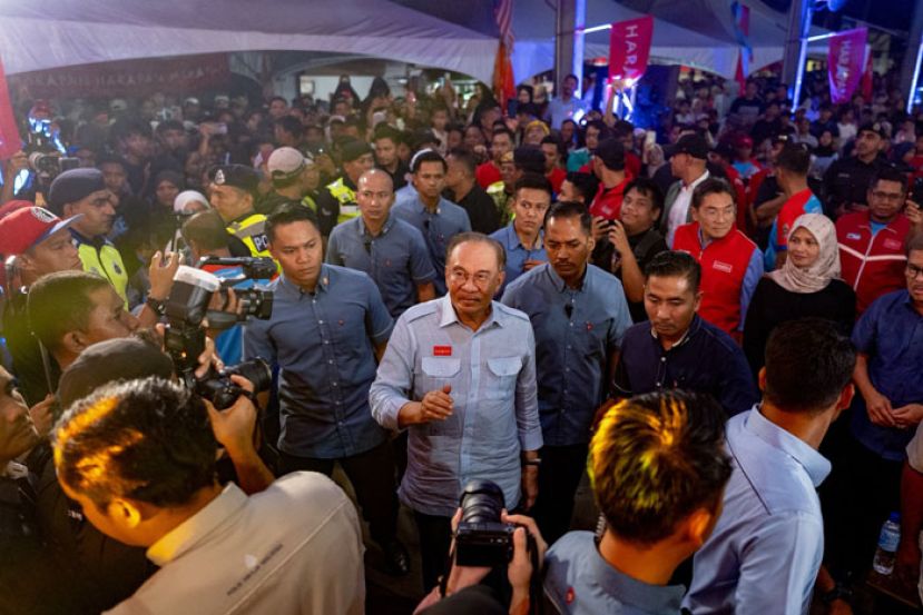 首相安华与民众互动。