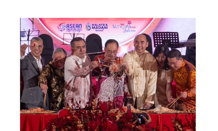 嘉宾在2025中总新春联欢午宴上齐捞生，左起为东姑扎夫鲁、丹斯里锺廷森、陆兆福、首相安华、吴逸平和倪可敏。