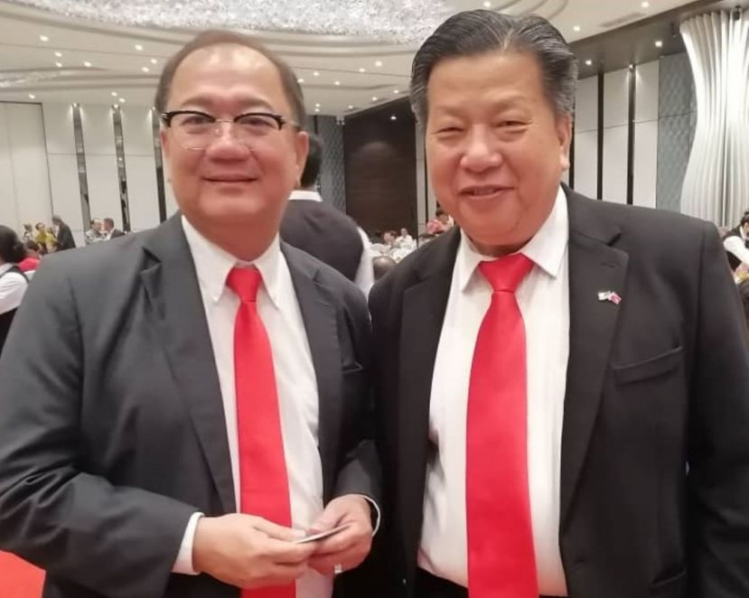 砂医总会长江宗兴（右）礼貌拜会丹绒峇都区邦议员潘隆铭。