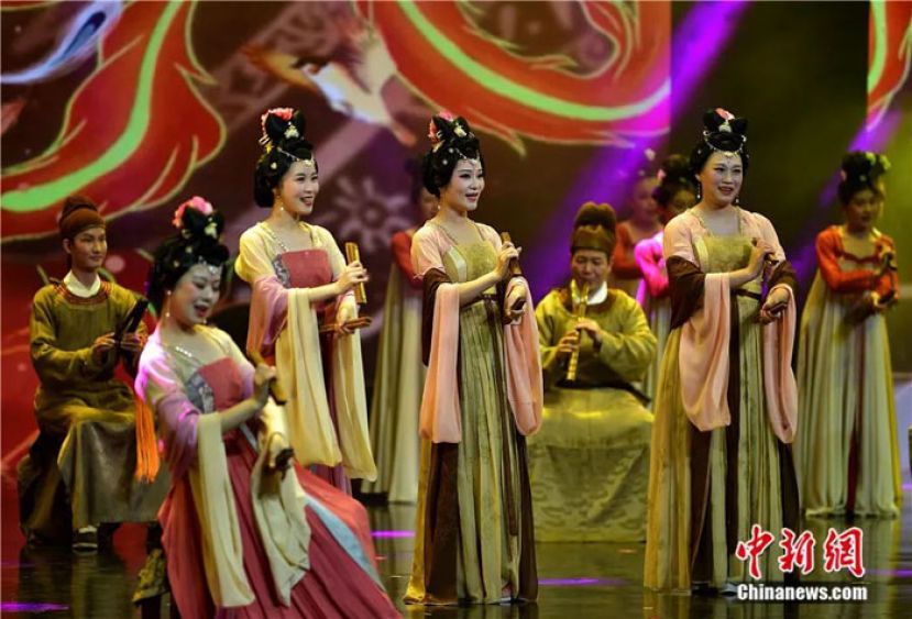 泉州南音乐团和泉州艺术学校的演员表演南音《百鸟归巢》。2009年就被列入《人类非物质文化遗产代表作名录》的南音，是中国四大古乐之一，已有千年历史，有&ldquo;中国音乐史上的活化石&rdquo;之称。