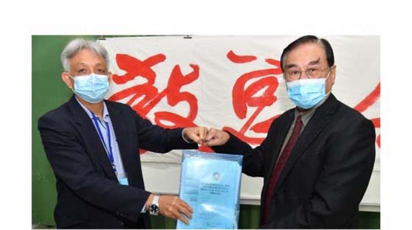 谢立意(左)从拿督王超群(右)手中接过教总主席棒子。